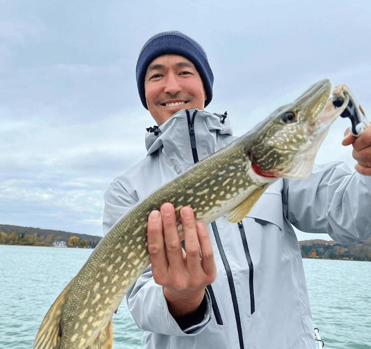 다니엘 헤니가 낚시해서 잡은 물고기와 함께 찍은 사진