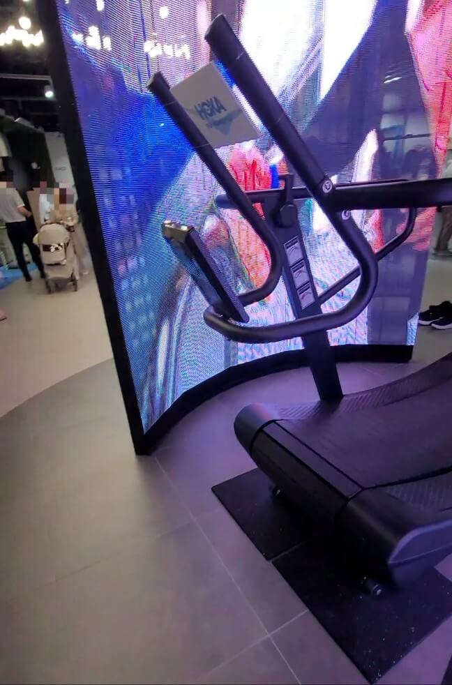 잠실 롯데월드몰 호카 매장