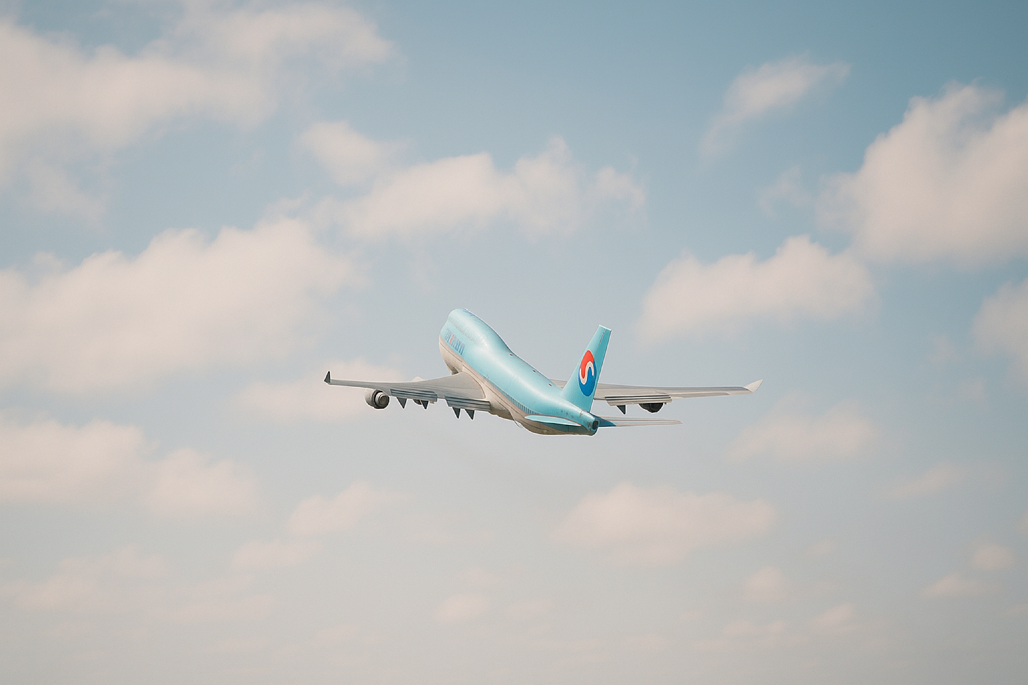 미국으로 향하는 대항항공 여객기의 인천국제공항 이륙 모습