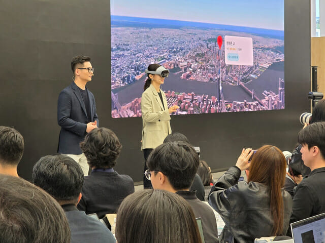 삼성전자가 첫 XR 기기 '갤럭시 XR'을 22일 한국과 미국에 동시에 출시했다.