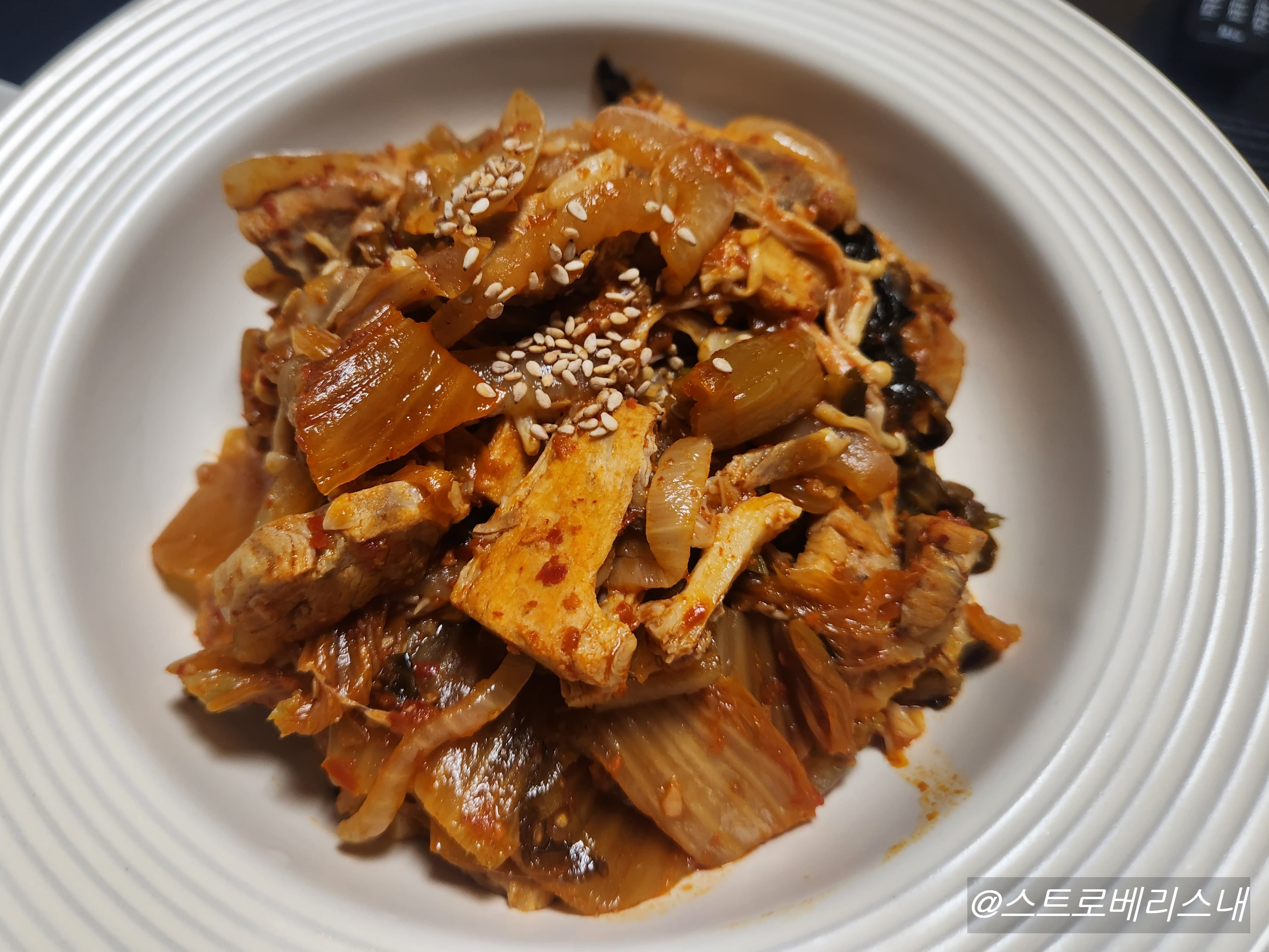 완성한 김치제육볶음