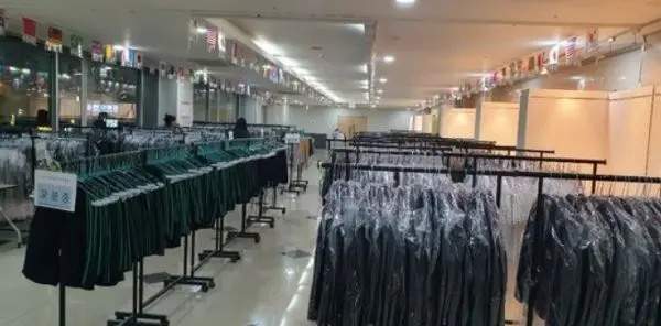 여러 중학교 교복과 드라이클리닝 되어있는 교복이 헹거에 걸린 교복은행 현장