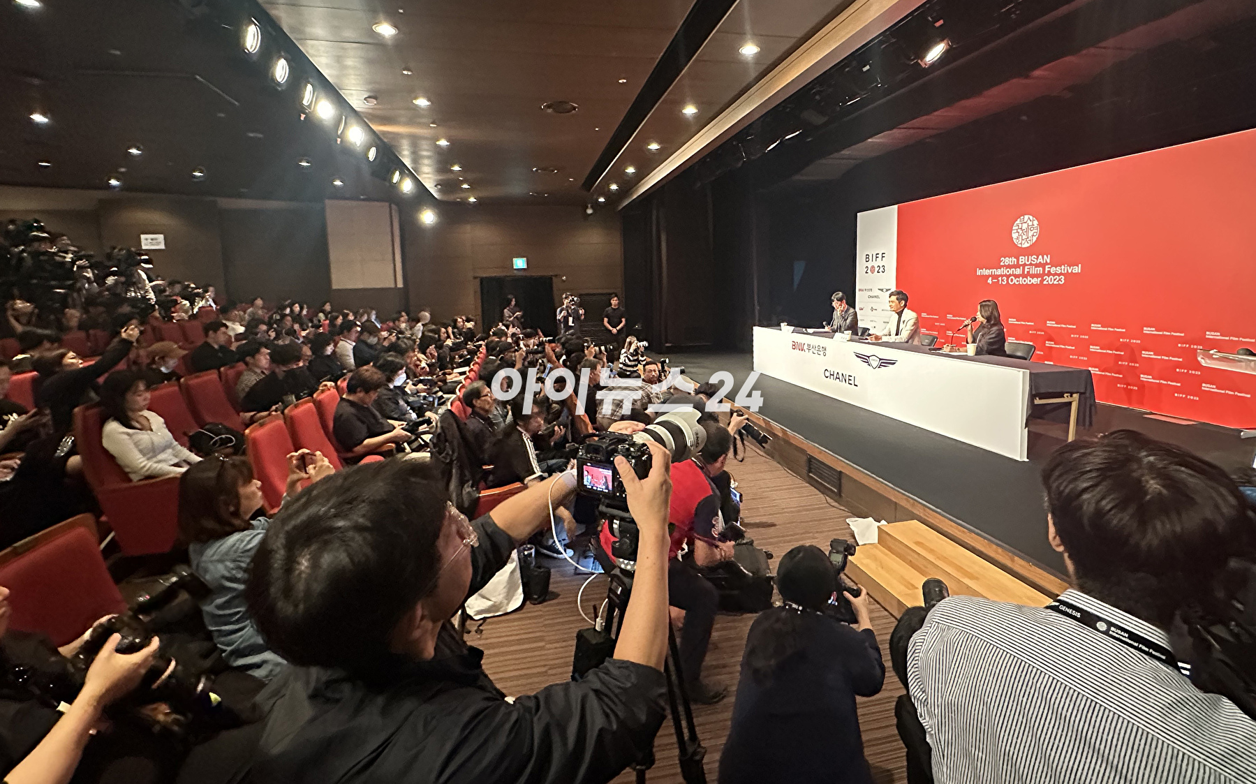 배우 주윤발(저우룬파)이&nbsp;5일 오후 부산광역시 해운대구 우동 KNN타워에서 진행된 제28회 부산국제영화제 공식 기자회견에 참석해 포토타임을 갖고 있다. [사진=정소희 기자]