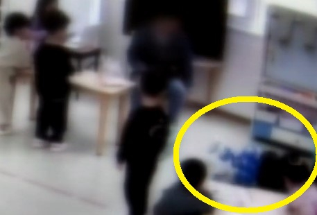 유치원 교사가 아이를 바닥으로 밀쳐 쓰러지게 했다 [사진=JTBC 뉴스 캡쳐]