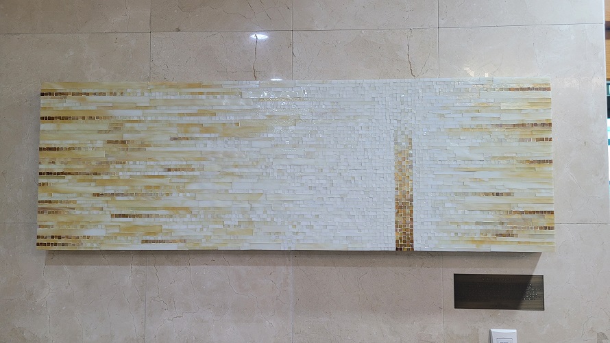 손승희(세례명 ; 손소벽 막달레나) 작가님의 작품을 발견했습니다. 스테인드글라스가 아니고, 벽에 타일들을 조합하여 만들어낸 성(聖)미술 작품이네요. 작품 제목은 "빛이 되다"입니다.