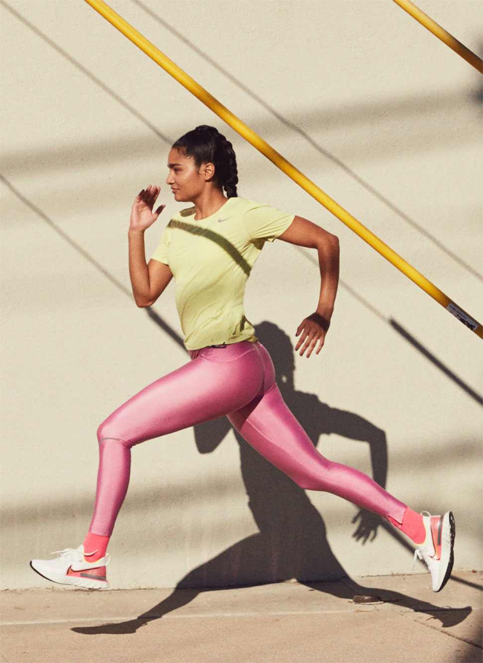 한 여자가 달리기 자세를 취하고 있다.