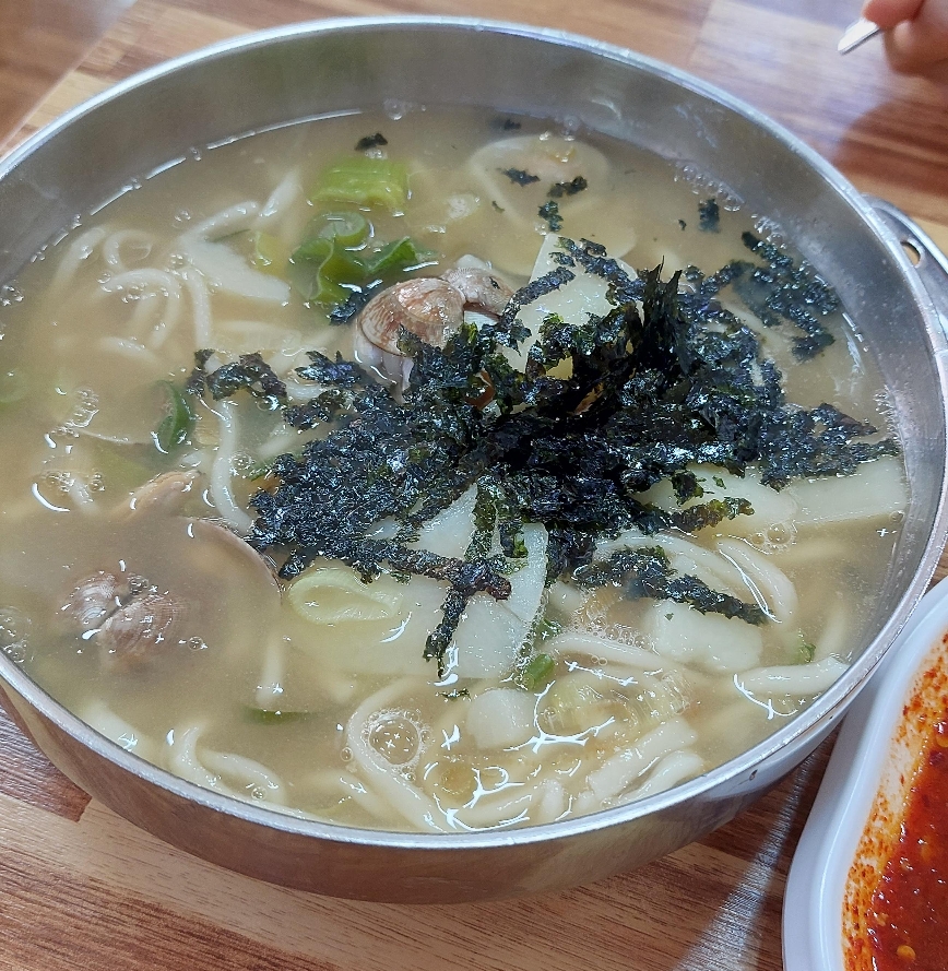 대복식당 오징어두루치기 시키고 바지락 칼국수도 하나 시켜야함!! 궁합이 좋다!