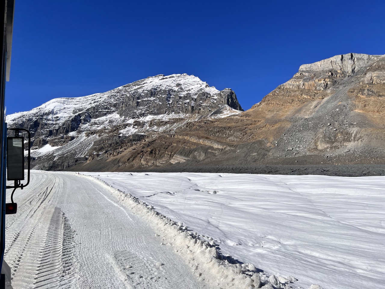 설상차 안에서 바라본 아이스필드 근처 풍경
