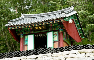 부안 내소사 : 천년의 세월을 품은 사찰 전나무 숲길과 못 하나 쓰지 않은 대웅보전의 미학