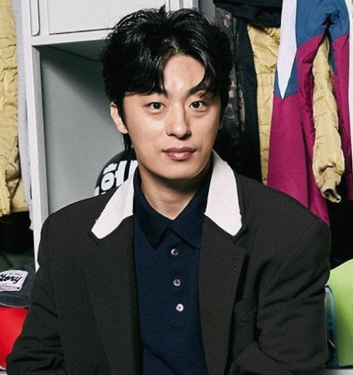 정면을 응시하는 구교환의 모습