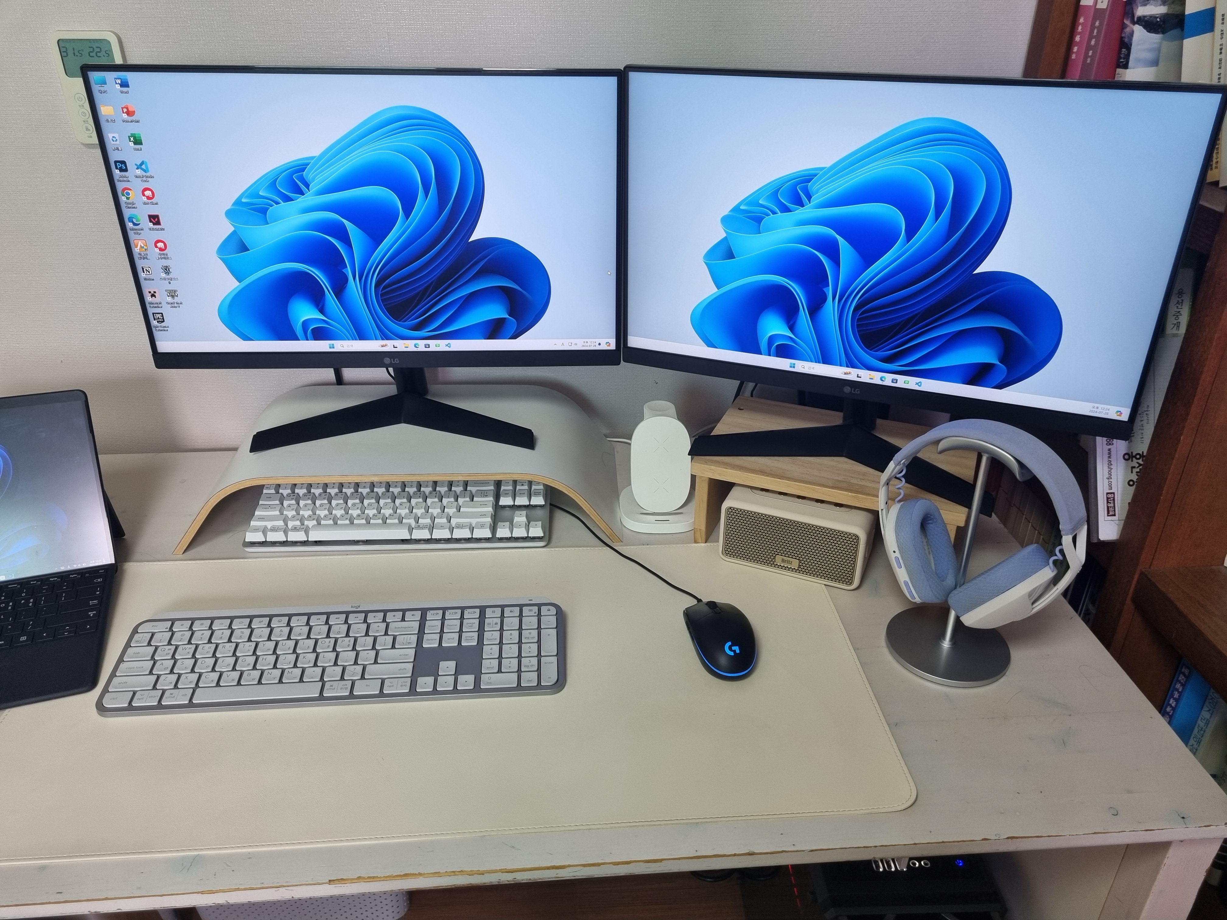 책상 정면 모습