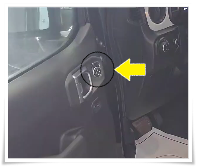 지프 랭글러 운전석 도어 패널에 위치한 L/R 선택 스위치와 4방향 조절 패드 