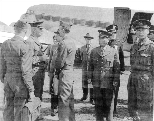 제주4·3사건 당시 미군정 장교들과 대한민국 군 관계자들이 공항에서 회동하는 모습