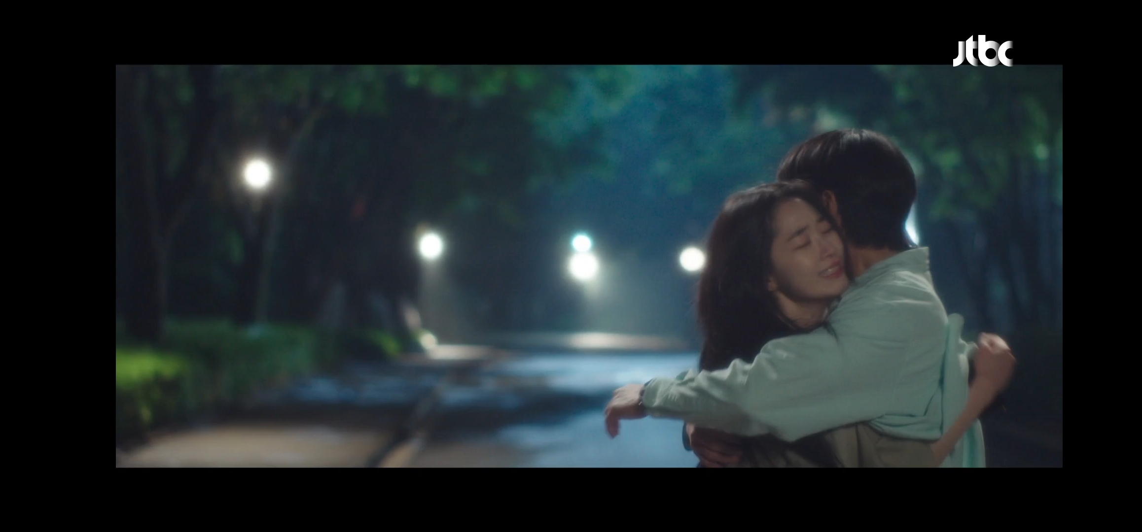 경도와지우 안고 있다