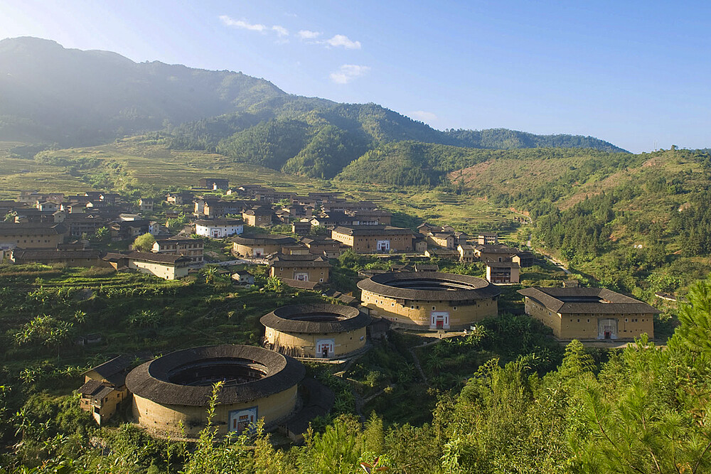 산비탈에 원형과 사각형이 토루가 혼재하여 마을을 이루고 있다.