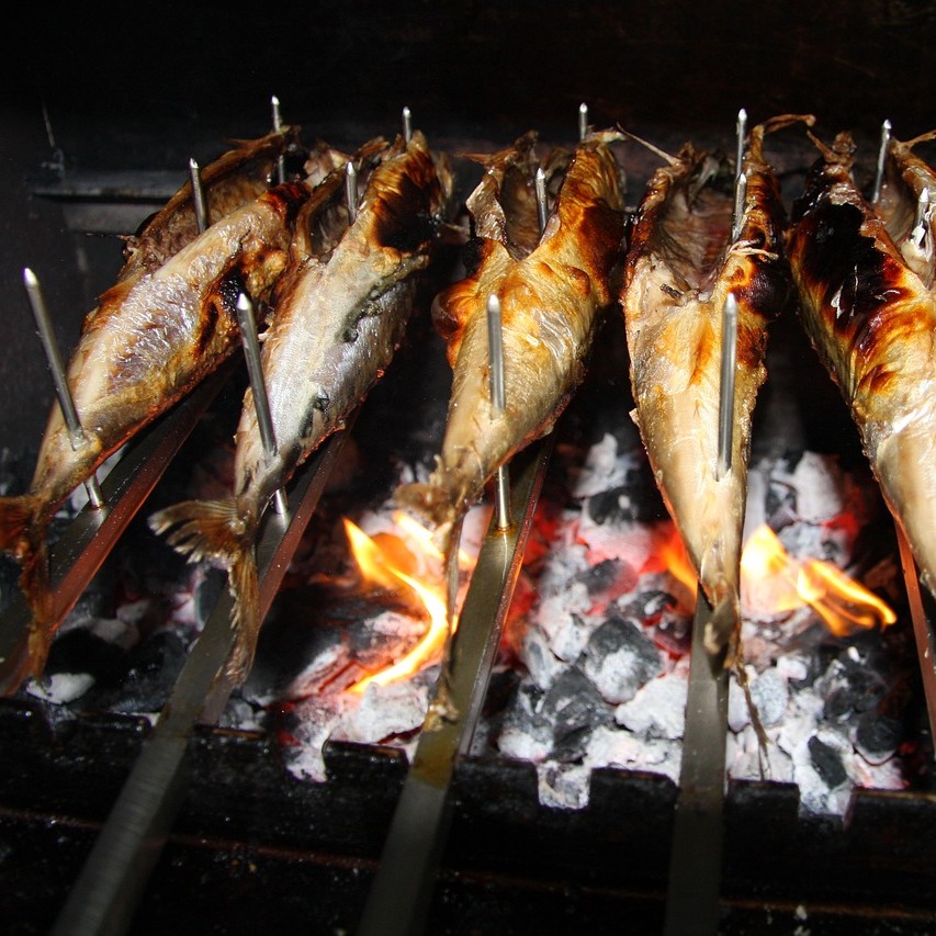 오메가3(Omega3)가 가장 풍부하게 함유되어 있는 것으로 알려진 고등어를 굽는 사진