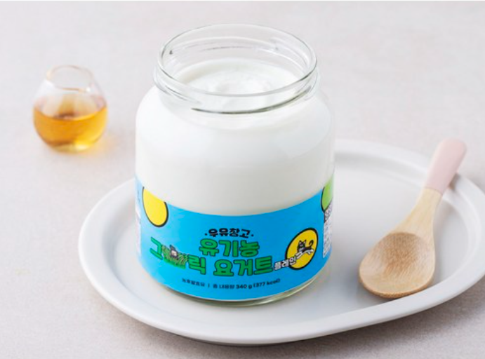 유유창고 유기농 그릭 요거트 제품 사진 – 엄마의 아침 루틴을 위한 건강한 선택 