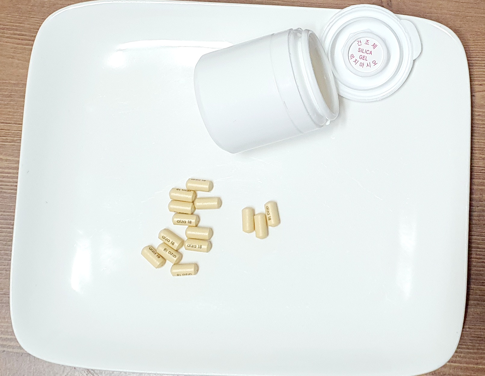 접시 위에 병원에서 처방 받은 콘서타 알약이 흩어져 있는 모습