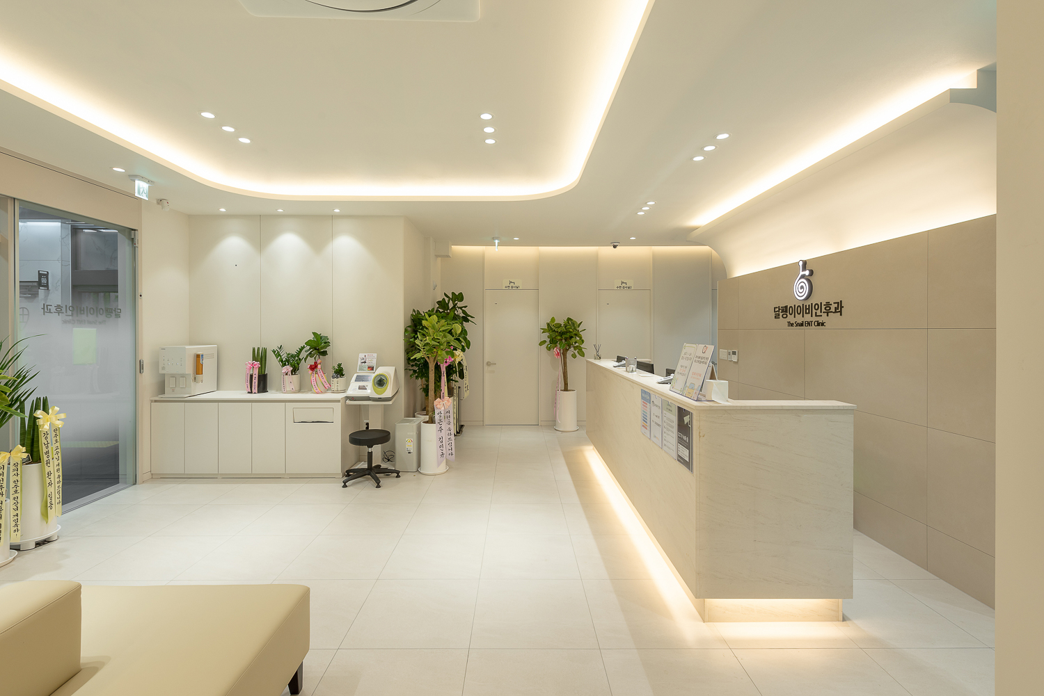 달팽이이비인후과 로비 측면