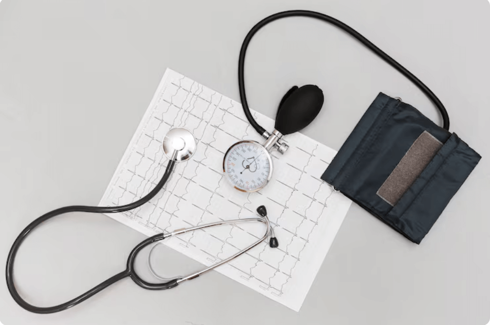 바닥에 놓여 있는 고혈압 측정기