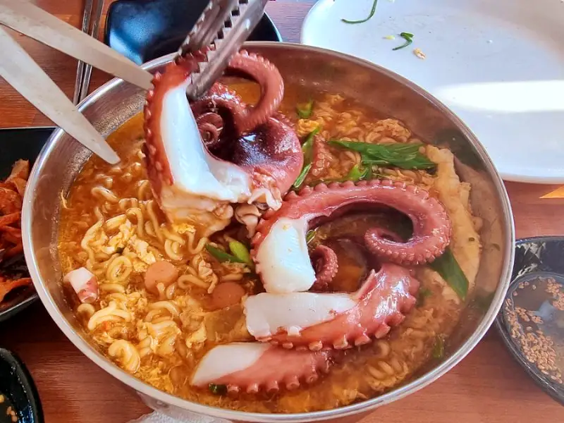 낭도 앞바다에서 직접 잡은 문어로 끓이는 문어라면 여수 맛집
