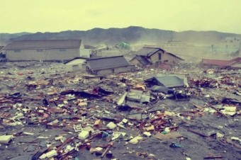 물에 잠기고 부서지 주택들