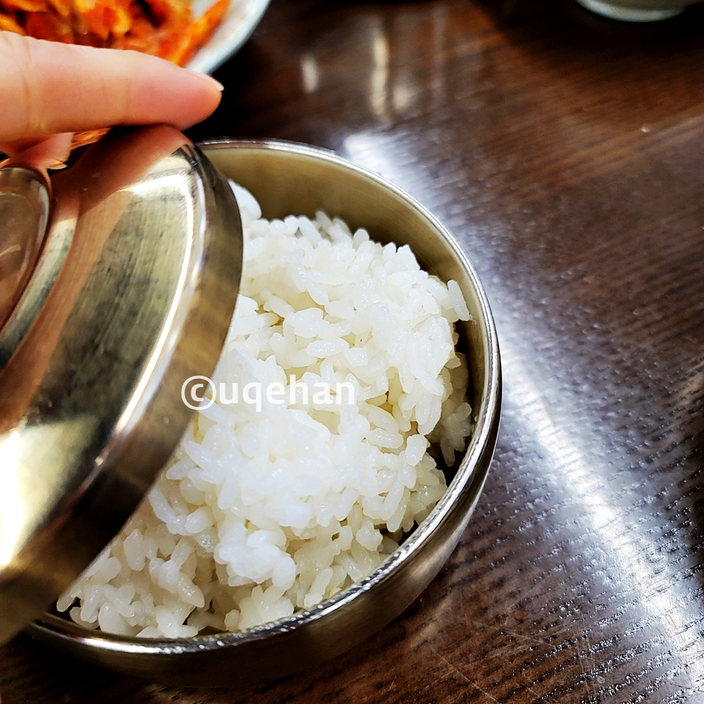 공깃밥 뚜껑을 열어보니 그 안에 밥이 들어있다.