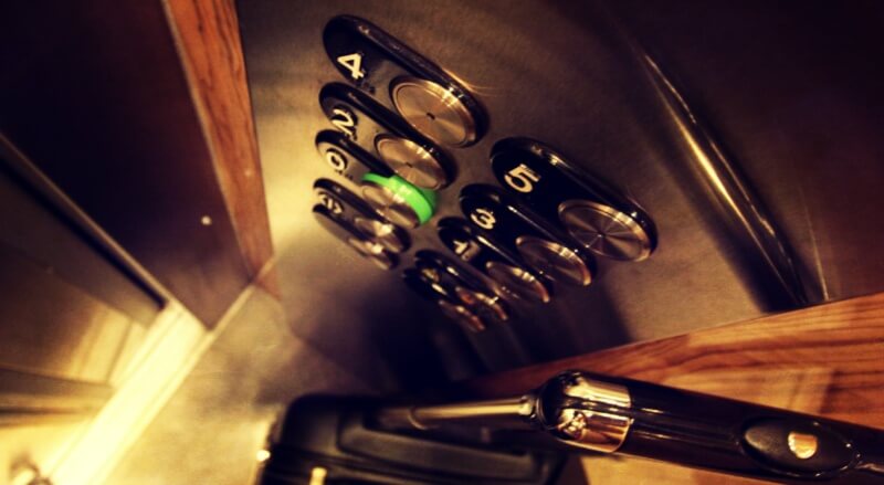 엘리베이터-내부-버튼