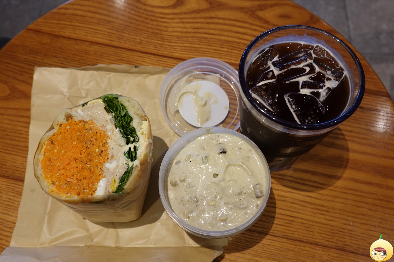 커피원 참치라페 샌드위치와 피스타치오 푸딩 그리고 스벅 아아 등장