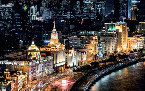 황금빛-조명과-유럽풍-건축물들이-어우러져-아름다운-야경을-선사하는-와이탄