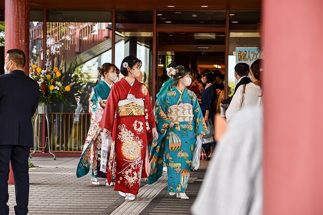 기모노 입은 여성들