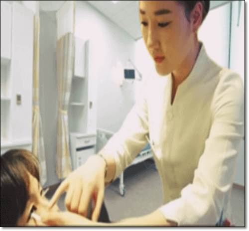 안과 치료 받는 여성