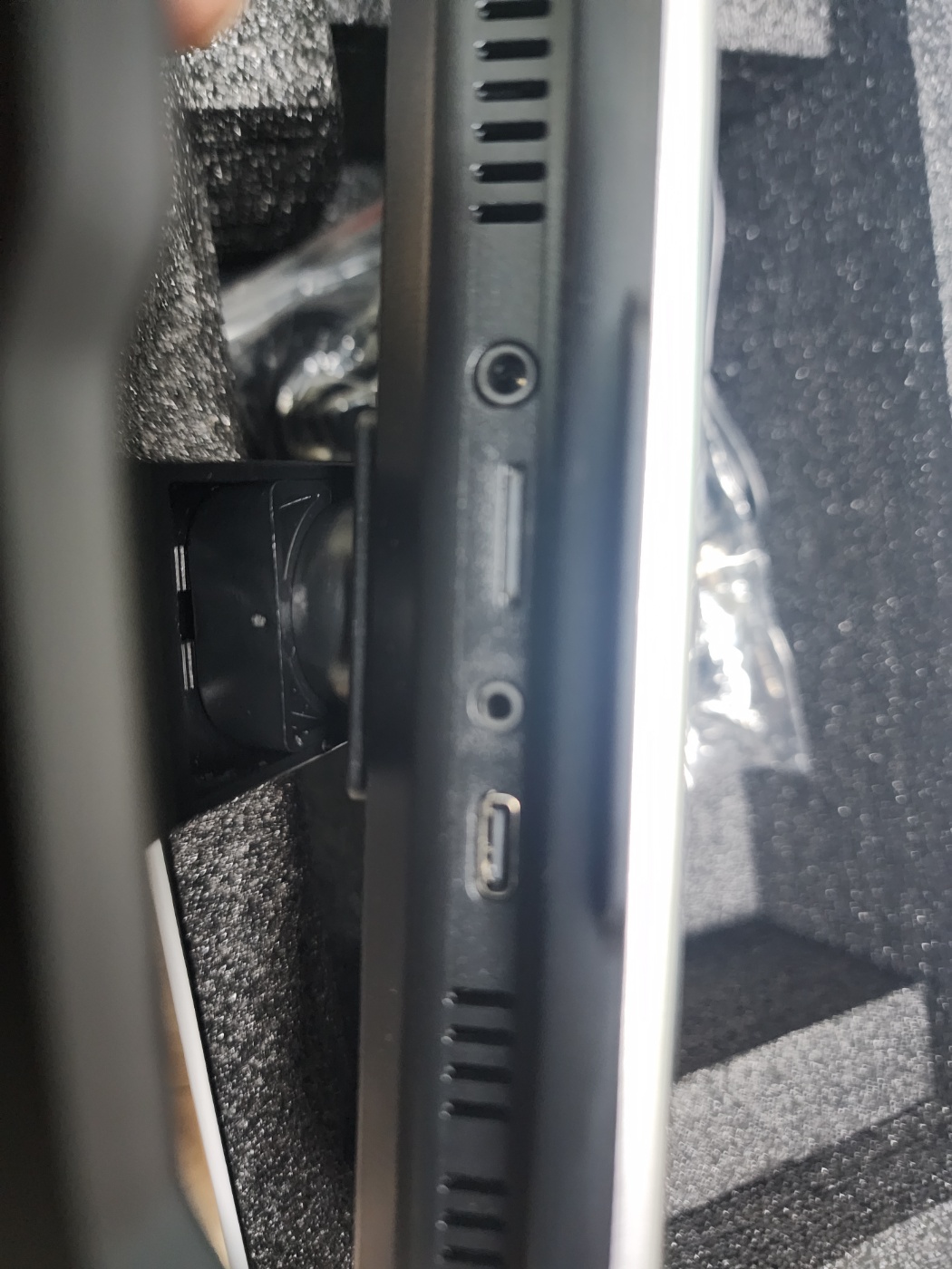 각종포트(USB-C, SD카드슬롯, 3.5파이잭등)