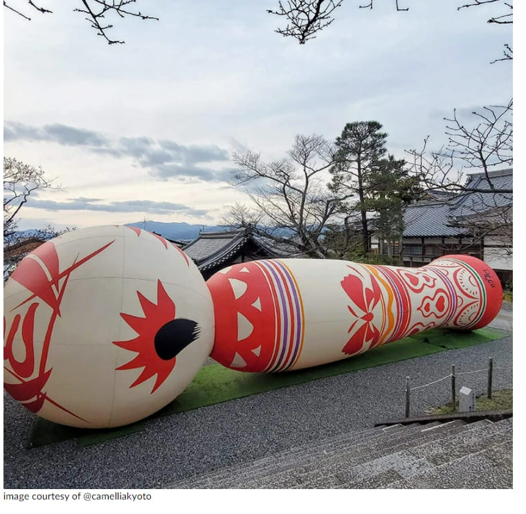 유명한 교토 청수사에 등장한 거대한 코케시 인형 Giant kokeshi doll welcomes visitors to historic kiyomizu-dera temple in kyoto