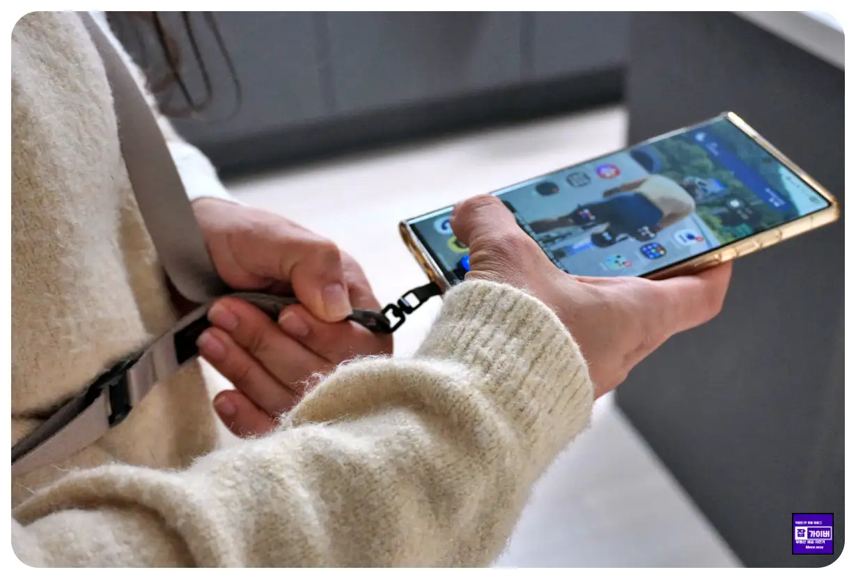 여행 중 랜야드 스트랩을 착용해 스마트폰을 몸에 연결한 상태