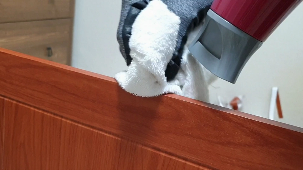 장롱 모서리 시트지 붙이는 모습