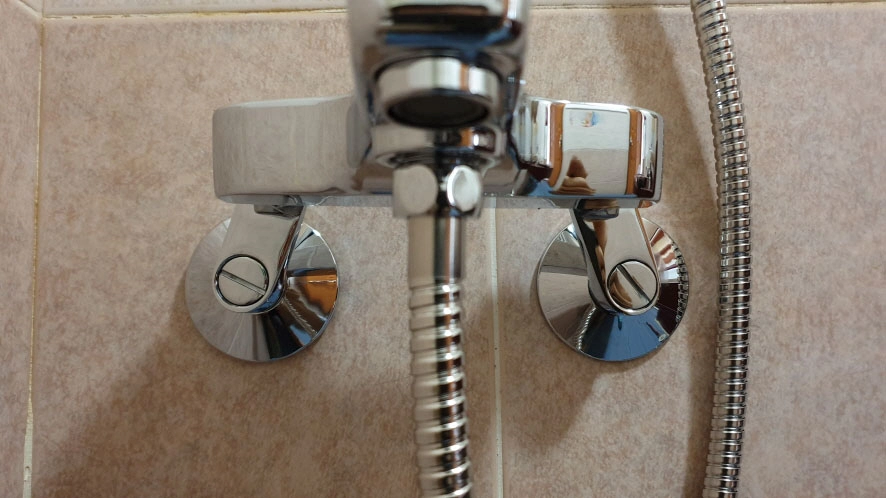 샤워기 호스 연결 모습