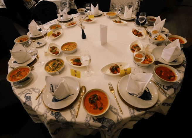 원형-테이블에-놓인-쿠킹클래스에서-만든-요리