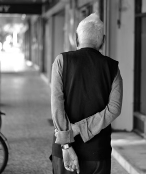 최근 일을 자꾸 잊는 어르신, 최근 기억 변화·일상생활 영향·기억력 변화 시점을 살펴보세요