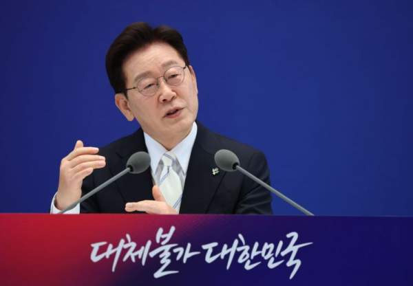 이 대통령 초격차 산업강국: 취임 1주년 기자회견 경제 비전 발표! AI 반도체 및 국민성장펀드 대규모 투자 프로젝트 분석