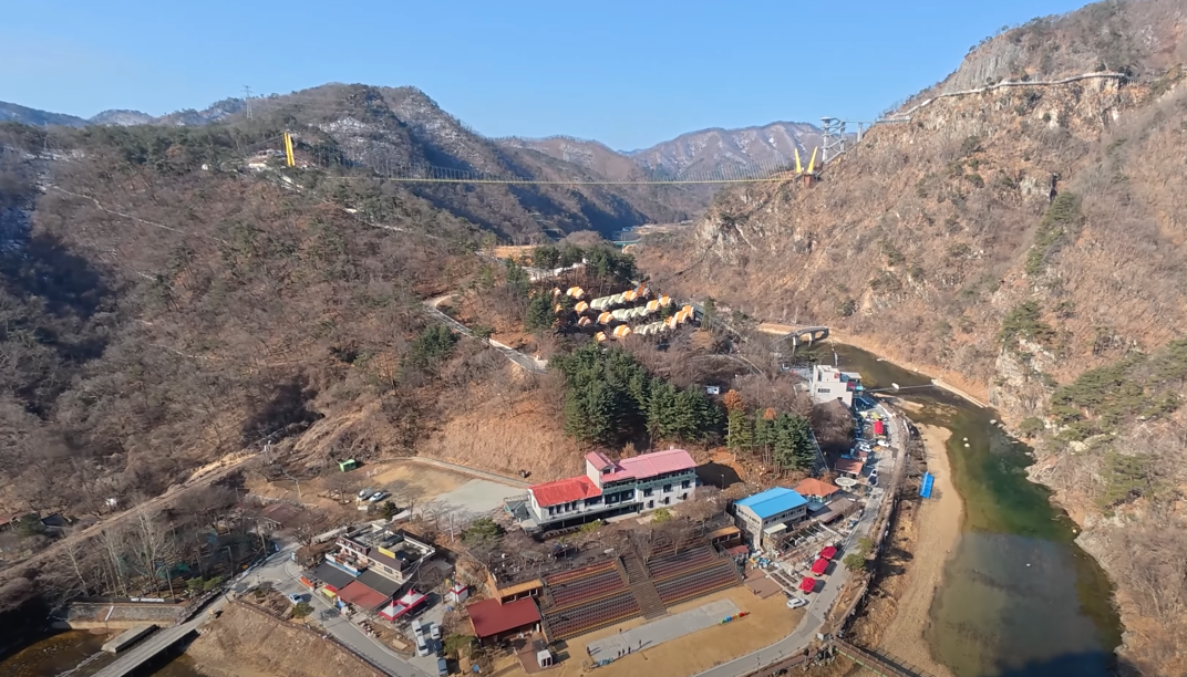 소금산을 오르며 건너던 파란색 출렁다리위에서 보이는 노란색 울렁다리의 모습니다.