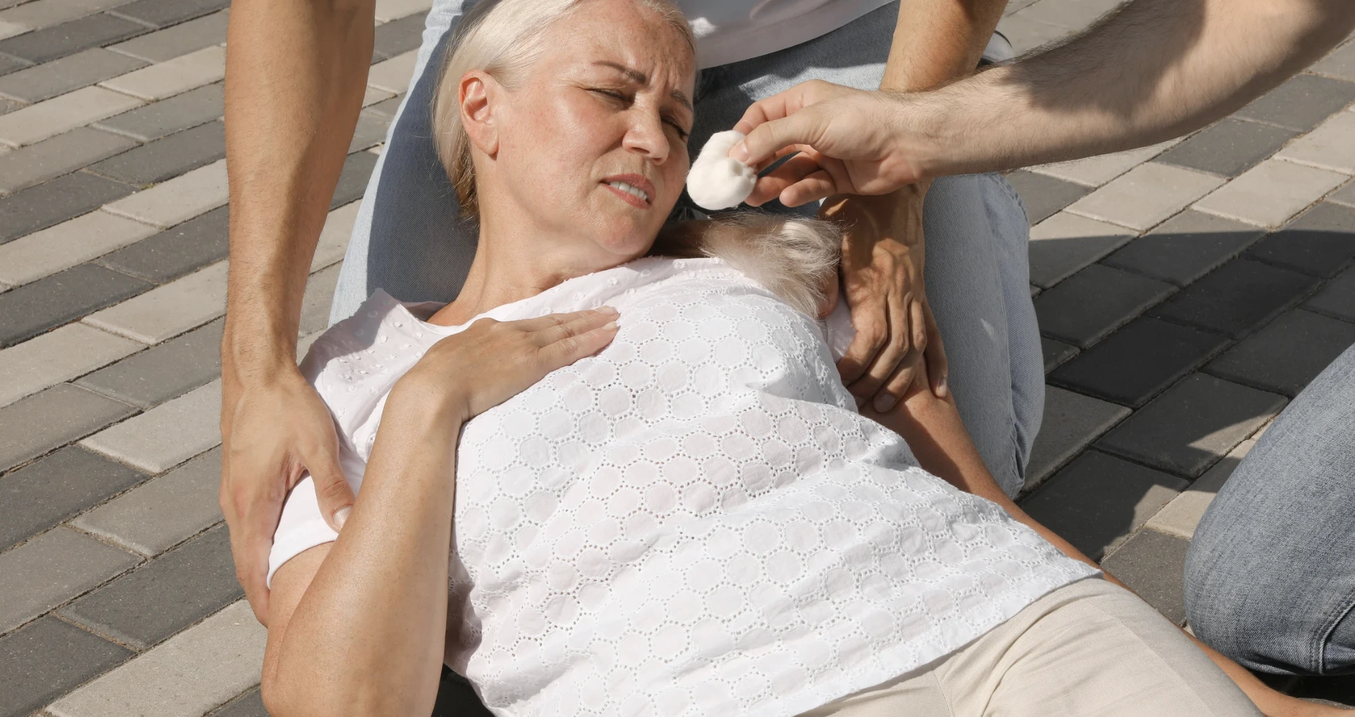 폭염 속 온열질환으로 쓰러진 여성