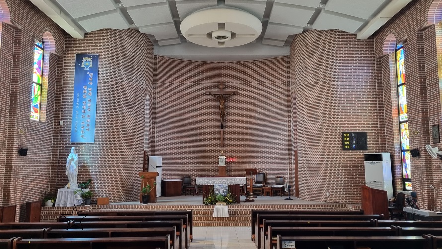 제주 효돈성당 성전 안 십자고상, 제대, 제단, 감실 사진