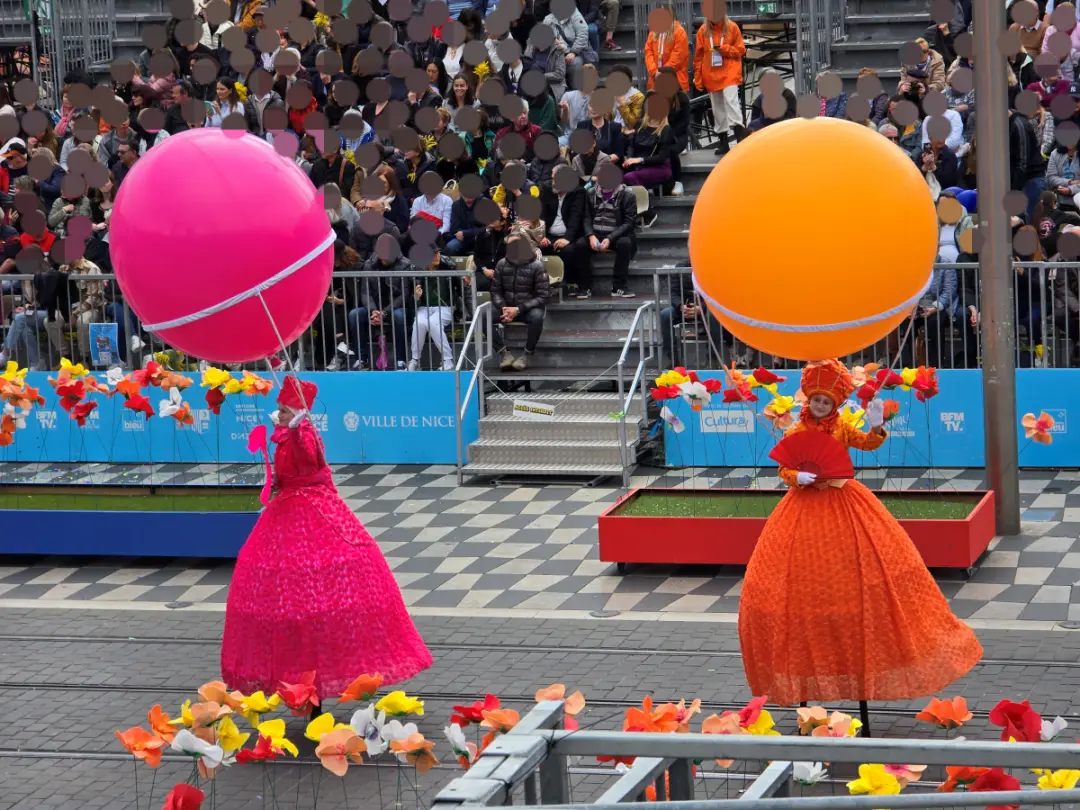 니스 카니발-키가 엄청 큰 여인들