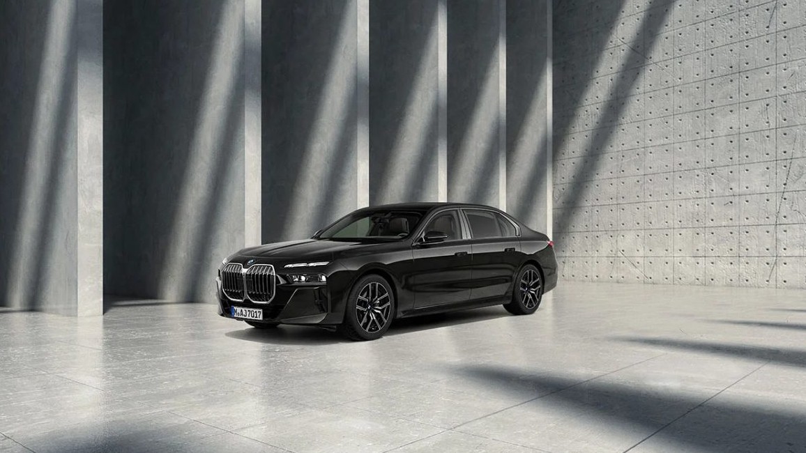 BMW 7시리즈 (윈도우 라인과 그릴에 유광 블랙 테마를 더한 블랙트림 외관) /사진=BMW 공식