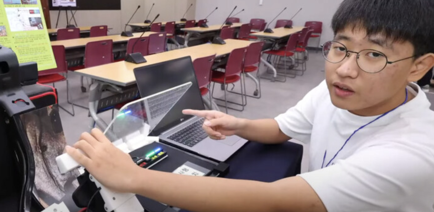 국지성 학생이 급발진 확인 장치를 설명하고 있는 사진