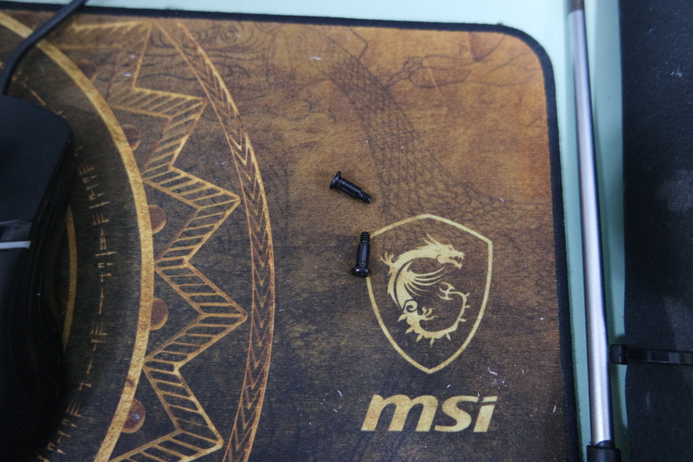 조립하고 남은 나사 2개입니다. 사용 용도를 모릅니다.