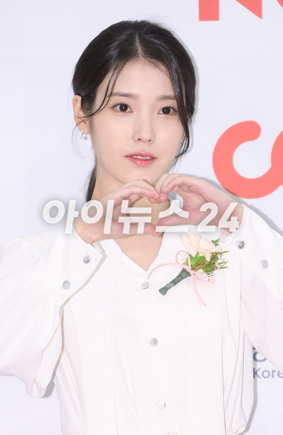 배우 이지은(아이유)이 23일 오후 서울 여의도 중소기업중앙회 KBIZ홀에서 진행된 제42회 &#39;한국영화평론가협회상&#39;(영평상) 시상식에 신인여우상 수상자로 참석해 포즈를 취하고 있다. [사진=정소희 기자]