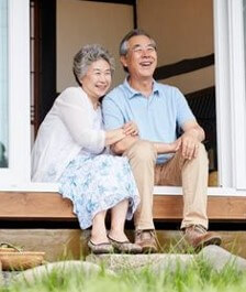 시아버지가-시어머니와-마루에-앉아-웃는-모습