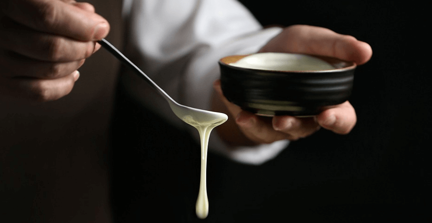 베이킹소다 활용법은 요리에도 사용되기 때문에 그릇과 수정에 액체 베이킹소다가 담겨 있다